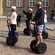 Un grupo turístico equipado con cascos y parado en Segways en la plaza del Palacio de Amalienborg